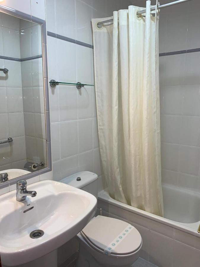 Habitación con cama grande